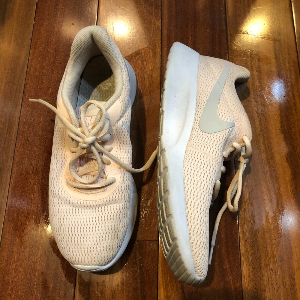 coral pink rosa nike sneakers